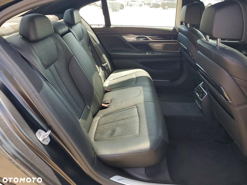 BMW Seria 7 740i - 11