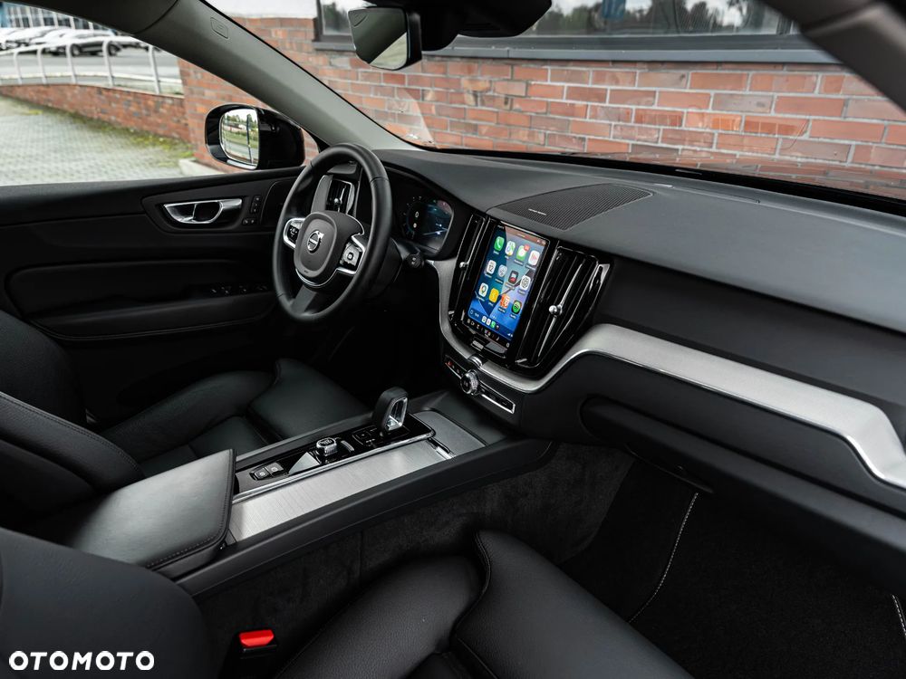 Volvo XC 60 B5 B AWD Plus Dark - 24