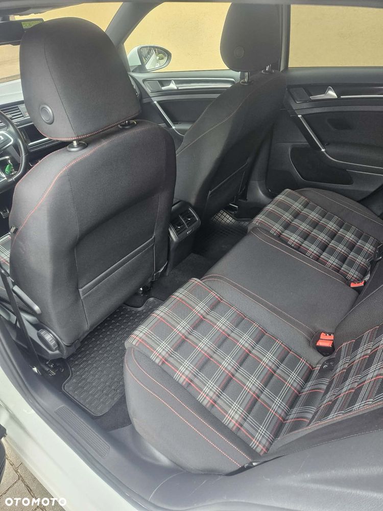 Volkswagen Golf - 10