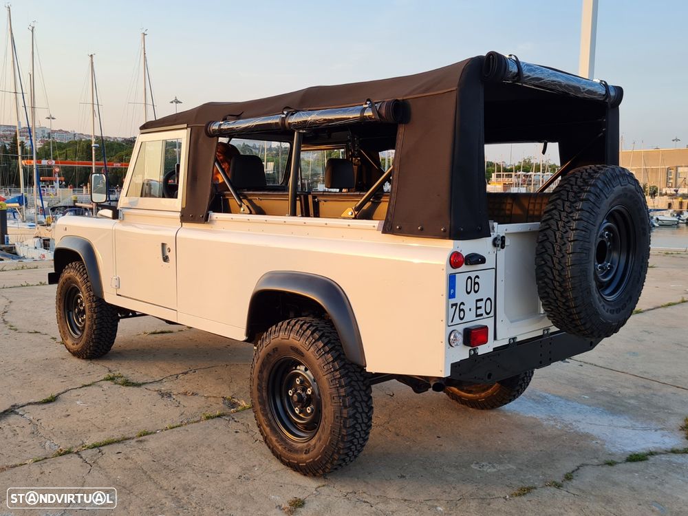 Land Rover Defender - 2