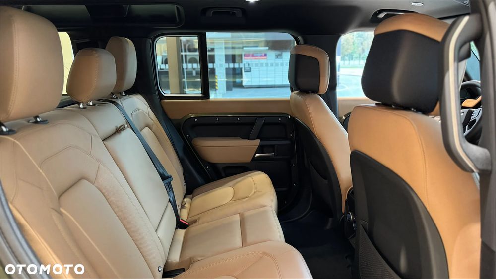 Land Rover Defender - 25