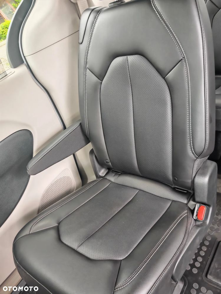 Chrysler Pacifica - 30