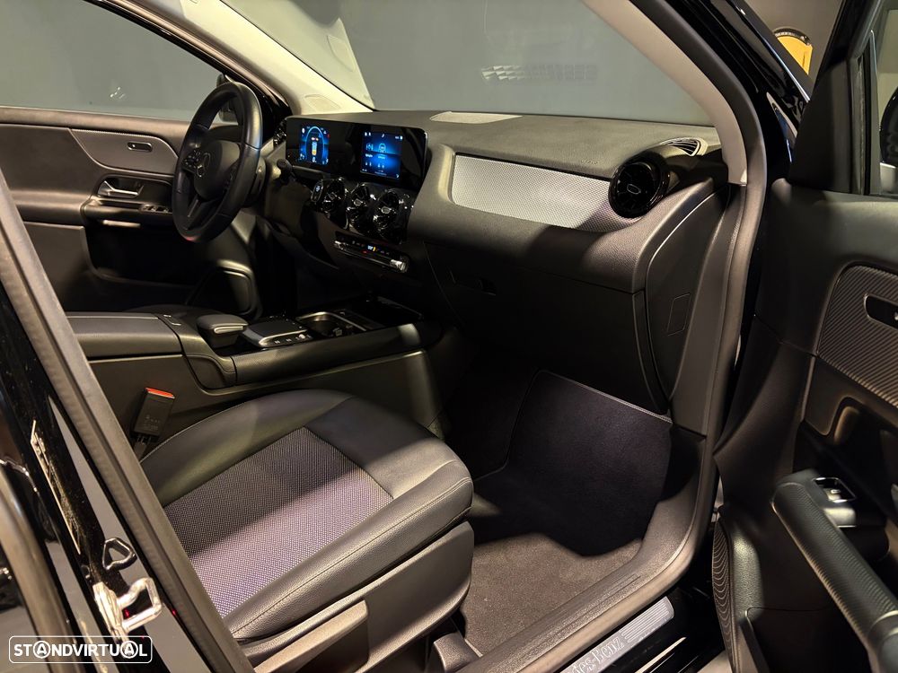 Mercedes-Benz GLA 180 7G-DCT - 27