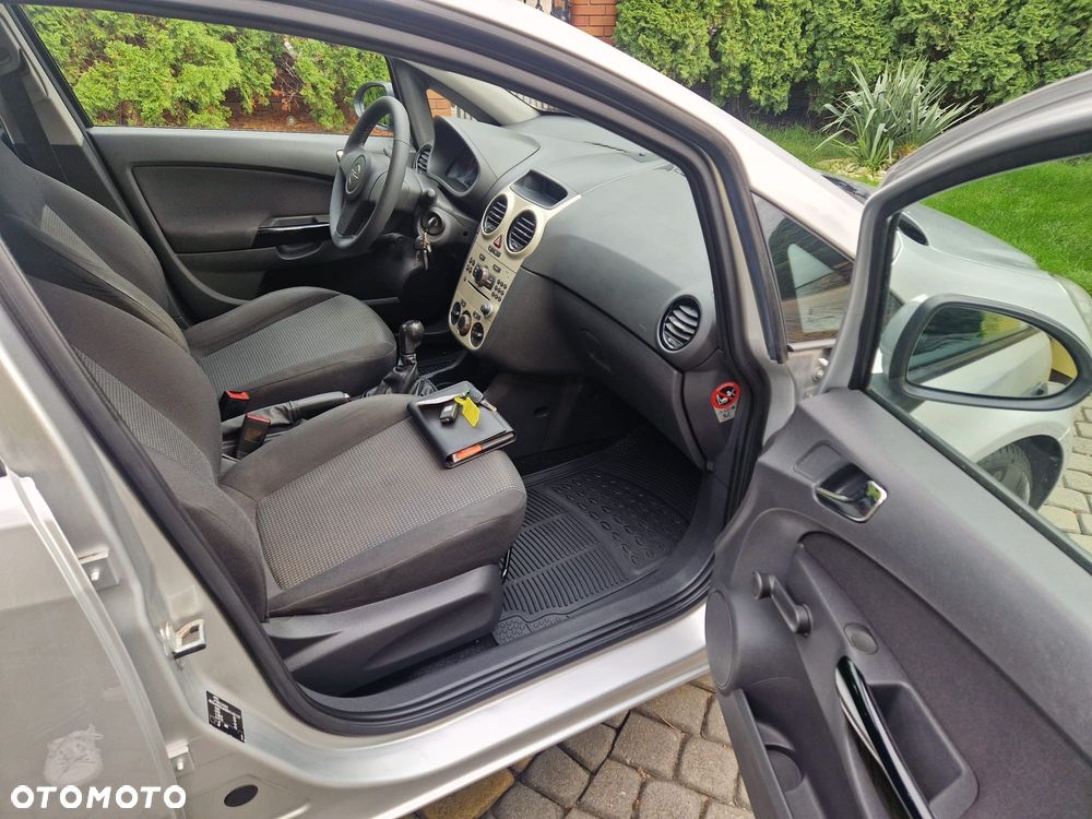 Opel Corsa 1.2 16V Essentia - 11