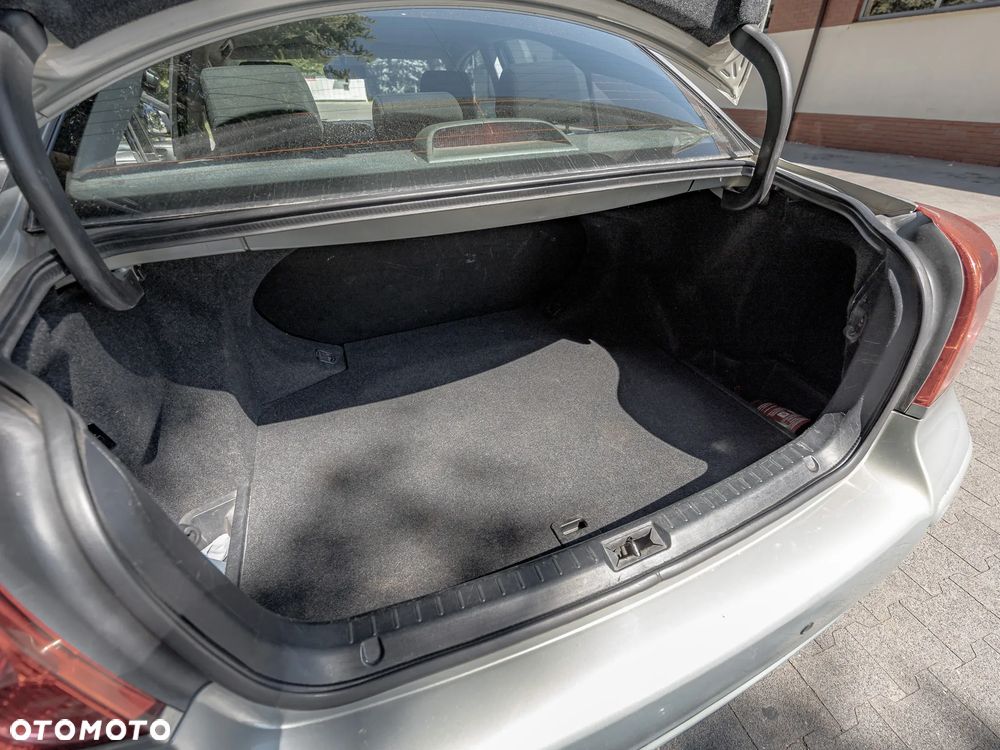 Toyota Avensis 1.8 VVT-i Luna - 24