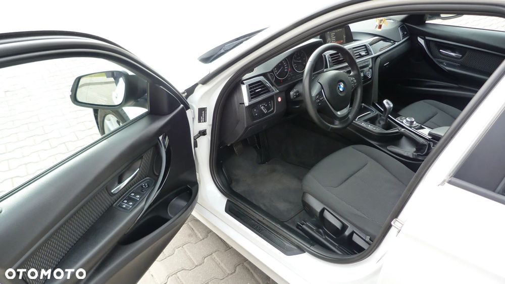 BMW Seria 3 318d Touring Sport Line - 11