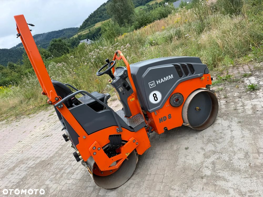 Hamm HD 8VV  Walec Terenowo Drogowy do Asfaltu z OBCINAKIEM BOCZNYM Hydraulicznym! 2 tony. Import Norwegia 2017 rok. 624 mtg. Silnik KUBOTA 3 cylindry. Maszyna nie różni się od Nowej z salonu! Serwisy w Dekra AKTUALNE 2026rok. Zero zniszczeń IGŁA !! Gotowy do długiej pracy. Po dużych serwisach eksploatacyjnych w Norwegii. Walec pochodzi z urzędu Komunalnego w Norwegii od pierwszego właściciela. Jego historia od nowości to lekkie inwestycje miejskie! Jedyna taka okazja! Bardzo mały walec a moc Potężna! Ani deka luzów i wycieków. OKAZJA. Zraszacze na dwa bębny. Ubijanie na dwa lub jeden bęben. Siła ubijania regulowana! - 29