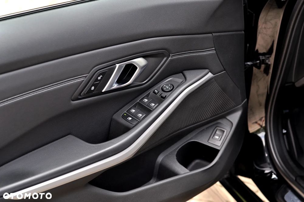 BMW Seria 3 318d Sport Line Shadow - 19