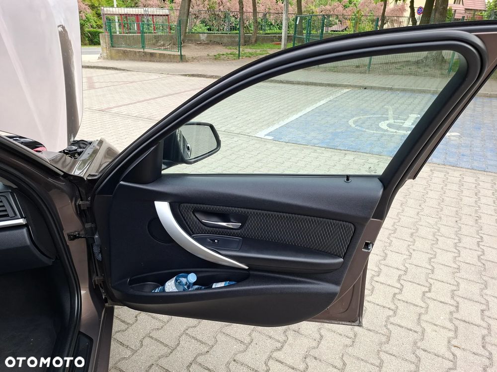 BMW Seria 3 320i - 23