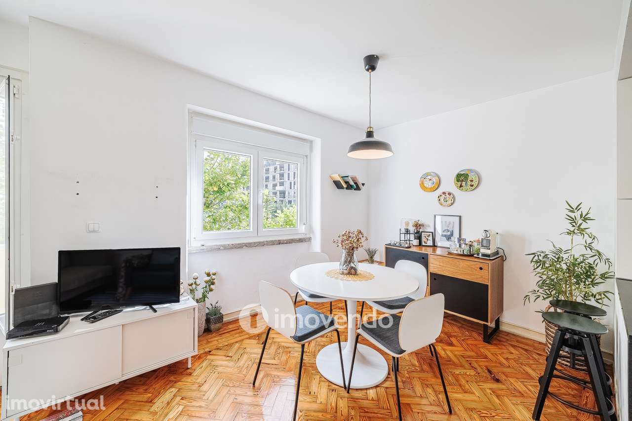 Apartamento T1 exclusivo, com logradouro, no centro de Benfica - Grande imagem: 2/44