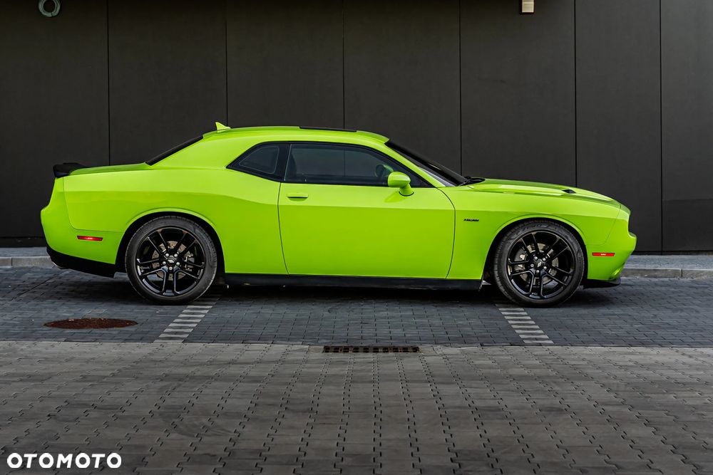 Dodge Challenger - 12