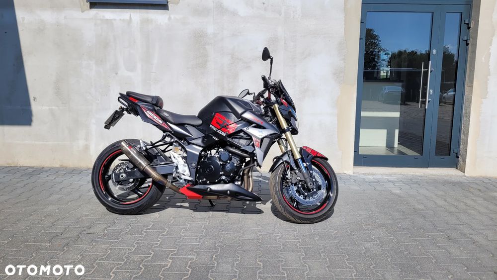 Suzuki GSR - 9