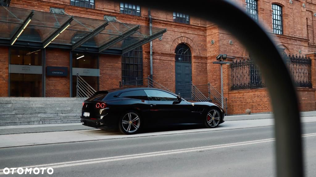 Ferrari GTC4Lusso - 11