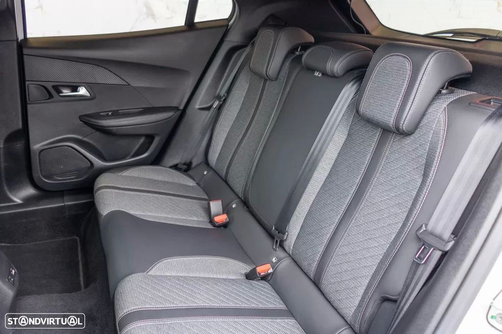 Peugeot 2008 1.2 PureTech Allure EAT8 - 23