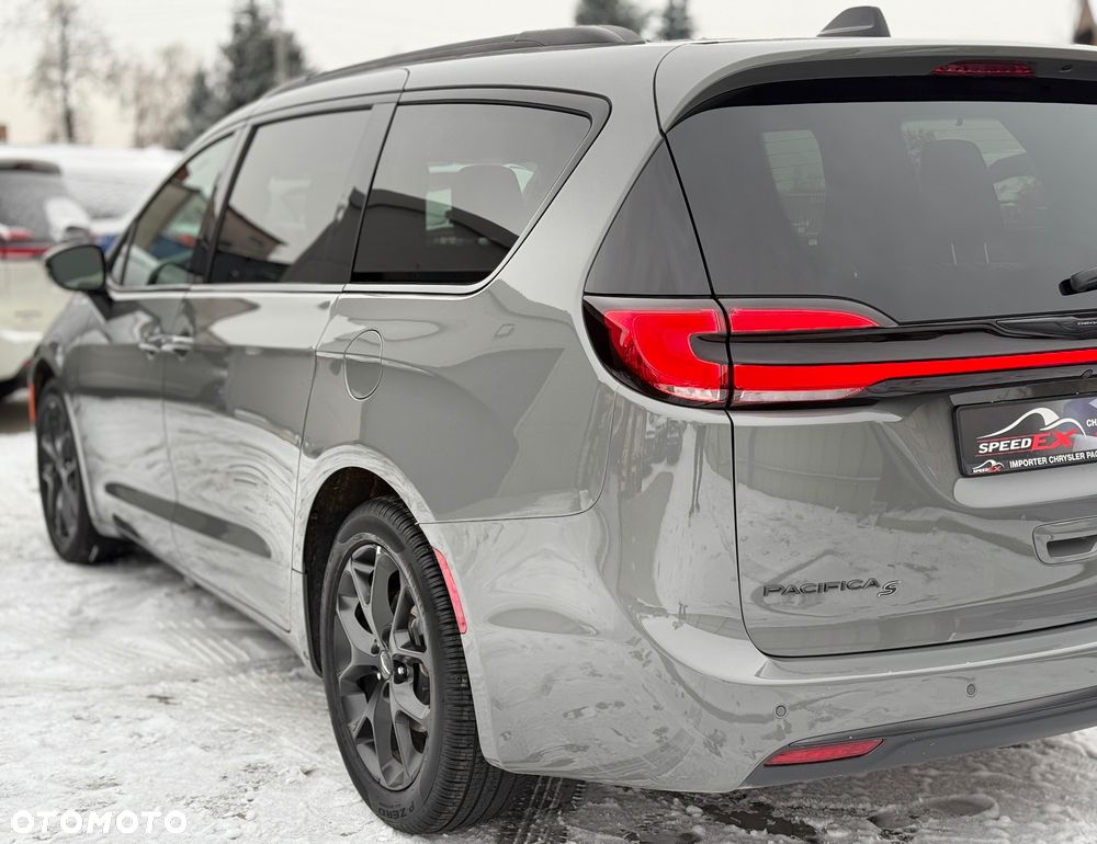 Chrysler Pacifica - 11