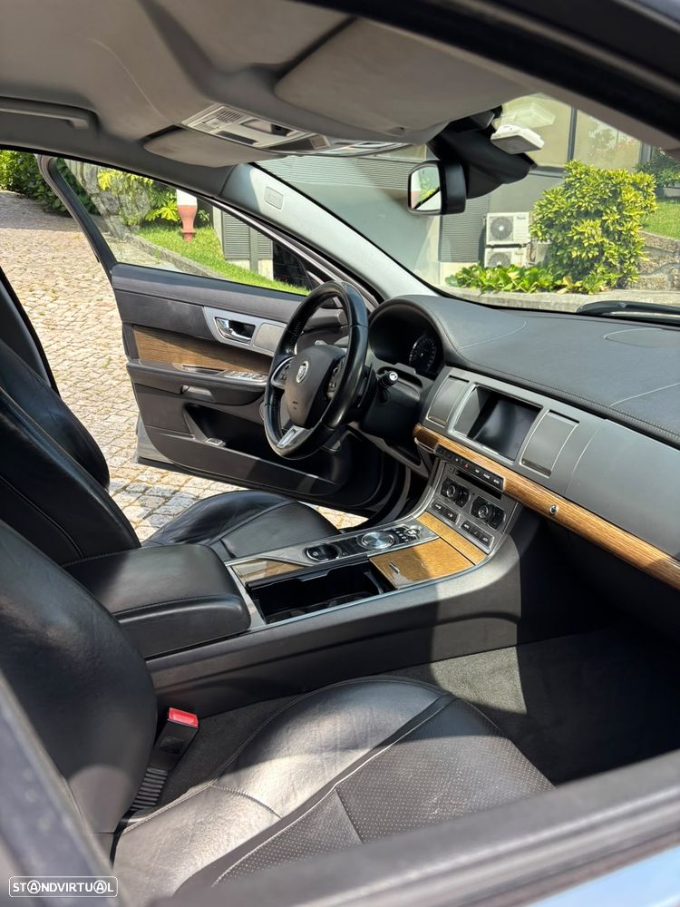 Jaguar XF Sportbrake 2.2 D Luxury - 8