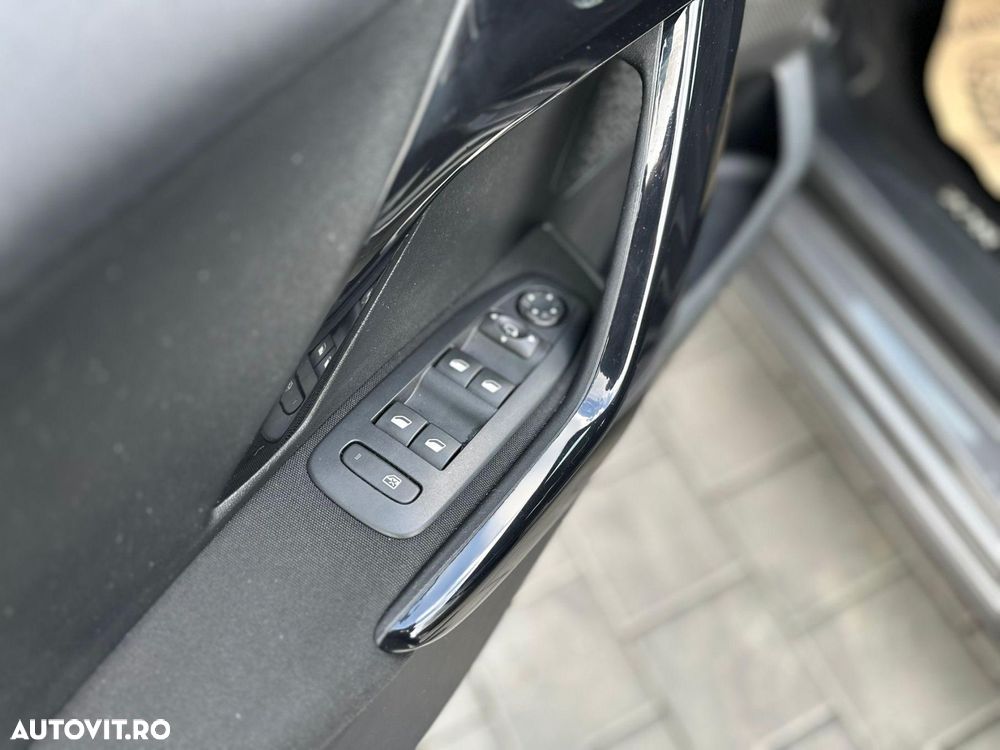 Peugeot 208 - 12
