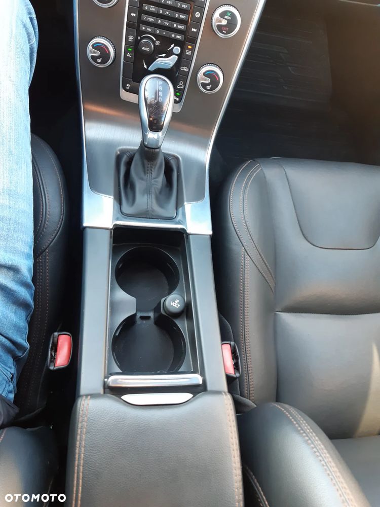 Volvo V60 Cross Country - 24