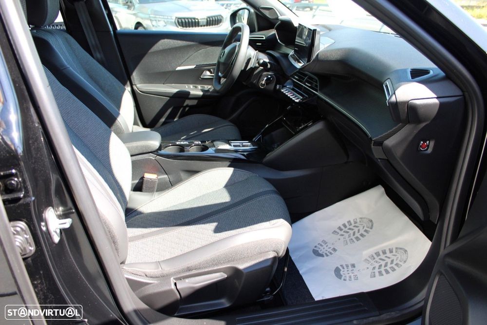Peugeot 2008 1.2 PureTech Allure EAT8 - 21