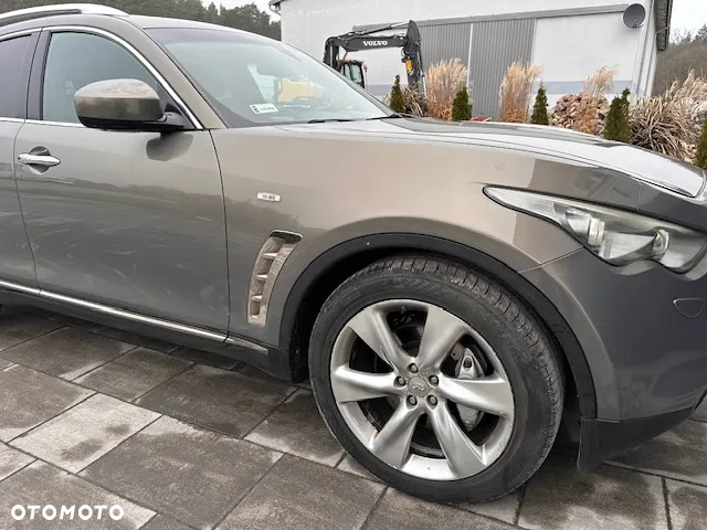 Infiniti FX - 8