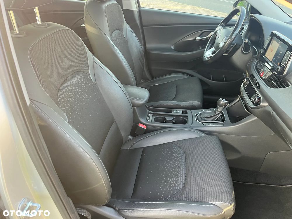 Hyundai i30 1.6 D Premiere Luxury DCT - 23