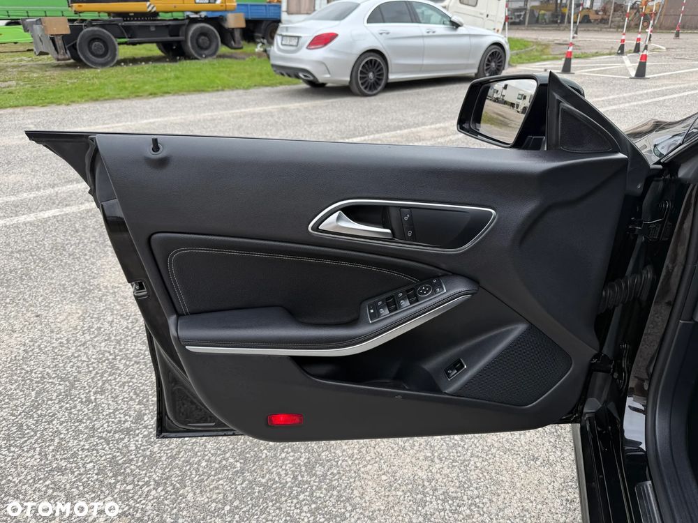 Mercedes-Benz CLA 220 4Matic 7G-DCT AMG Line - 25