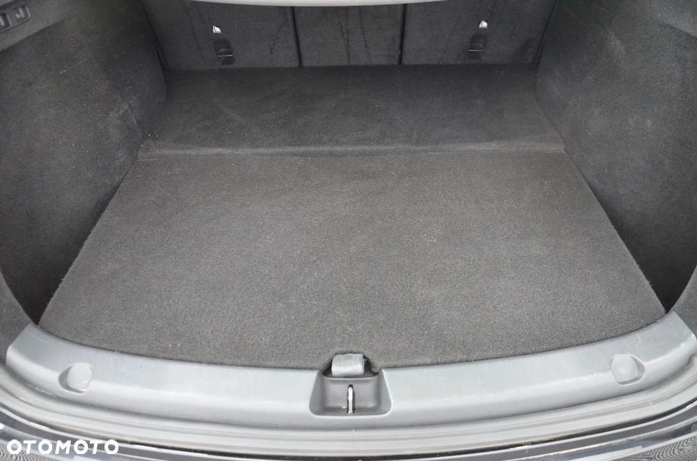 Tesla Model Y Long Range AWD - 23
