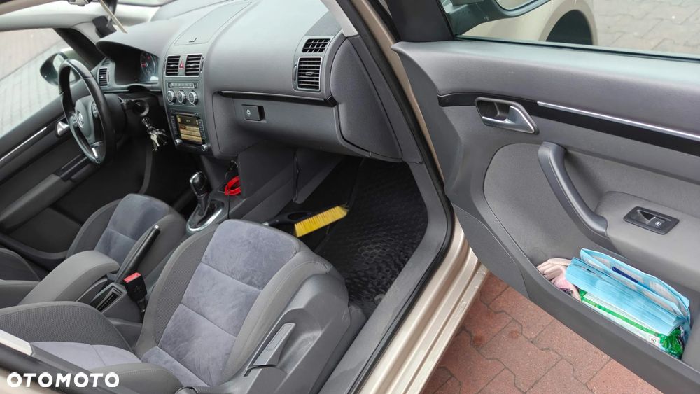 Volkswagen Touran 2.0 TDI Highline DSG - 22