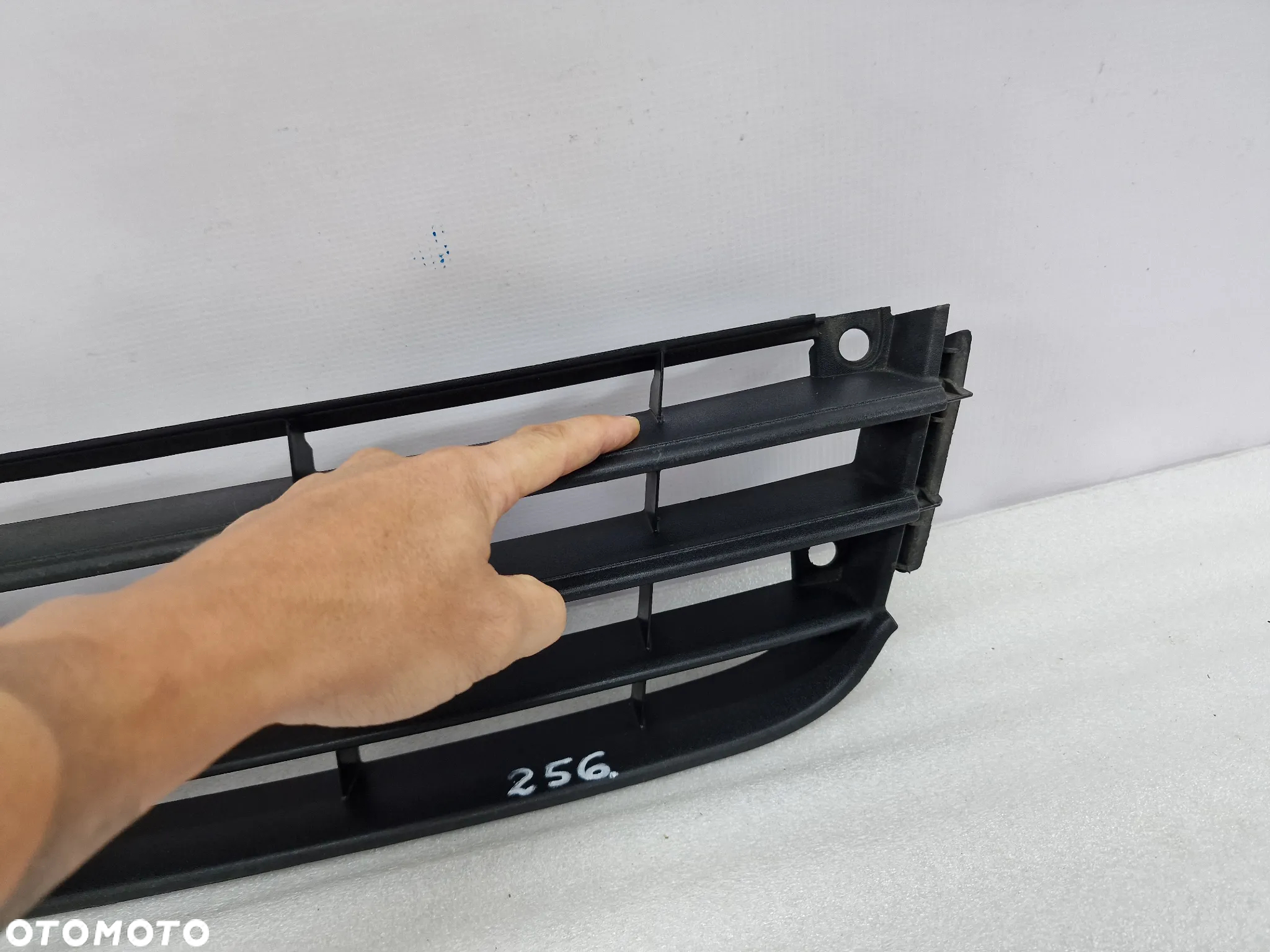 VW TOURAN I LIFT / CADDY 1T0 06-08 KRATKA ŚRODKOWA ZDERZAKA PRZEDNIEGO PRZÓD , NR 1T0853677 , NR AUKCJI KR256 - 10