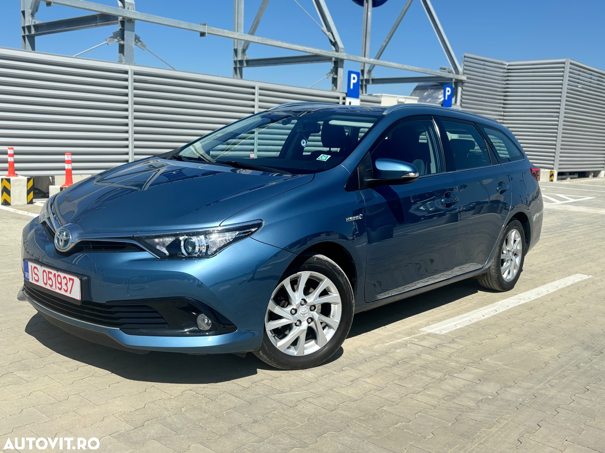 Toyota Auris 1.8 L VVT-i HSD Sol + - 6