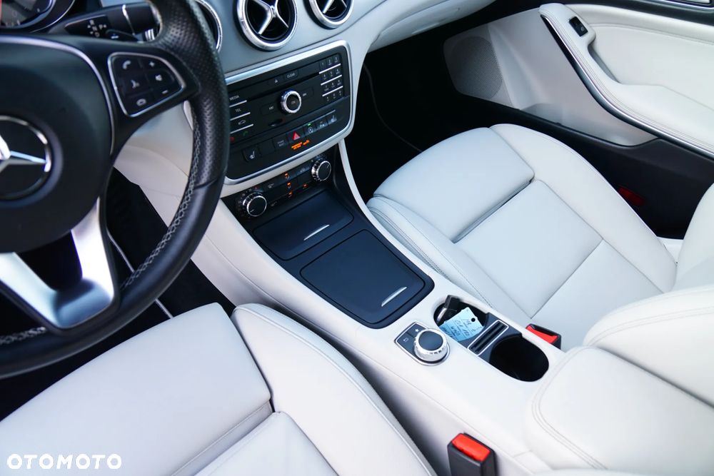 Mercedes-Benz CLA 180 7G-DCT UrbanStyle Edition - 38