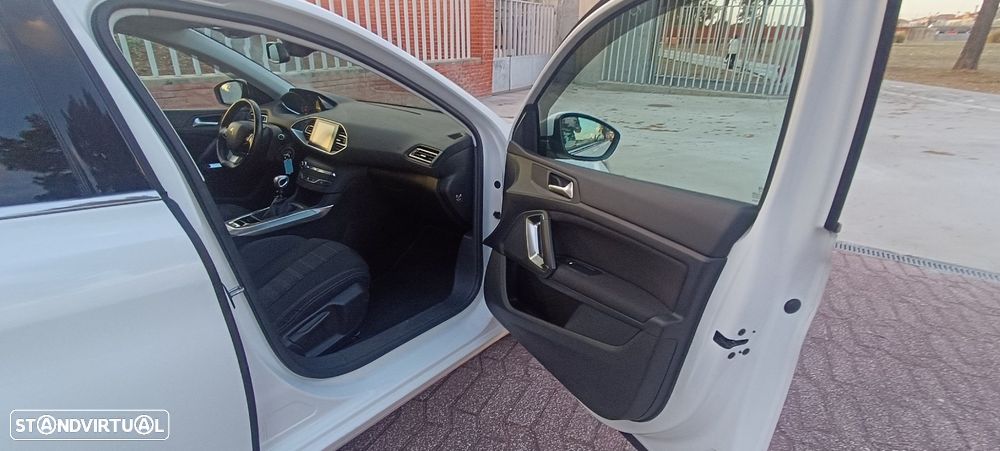 Peugeot 308 1.2 PureTech Allure J18 - 16