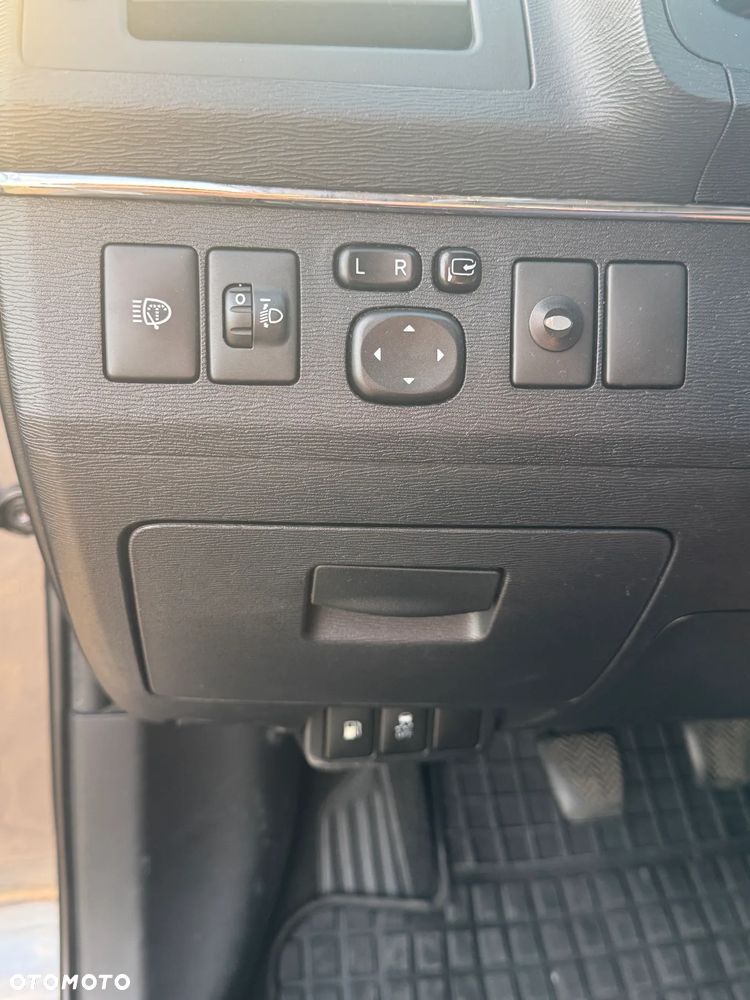 Toyota Avensis 2.0 D-4D Sol - 11