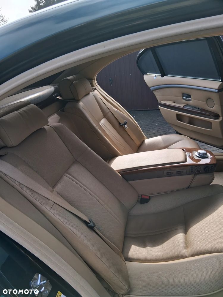 BMW Seria 7 745Li - 25