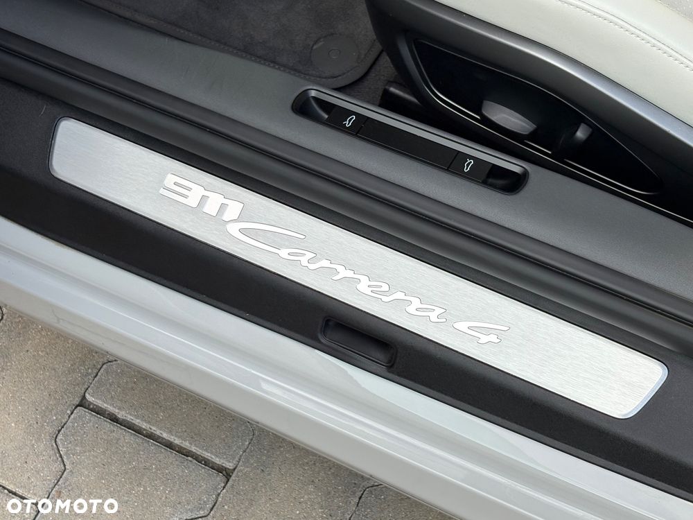 Porsche 911 Carrera 4 - 34