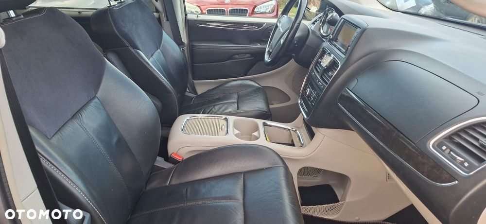 Chrysler Town & Country 3.6 Limited - 10