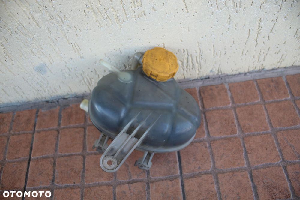 ZBIORNICZEK WYRÓWNAWCZY OPEL CORSA D 1.0 55702164