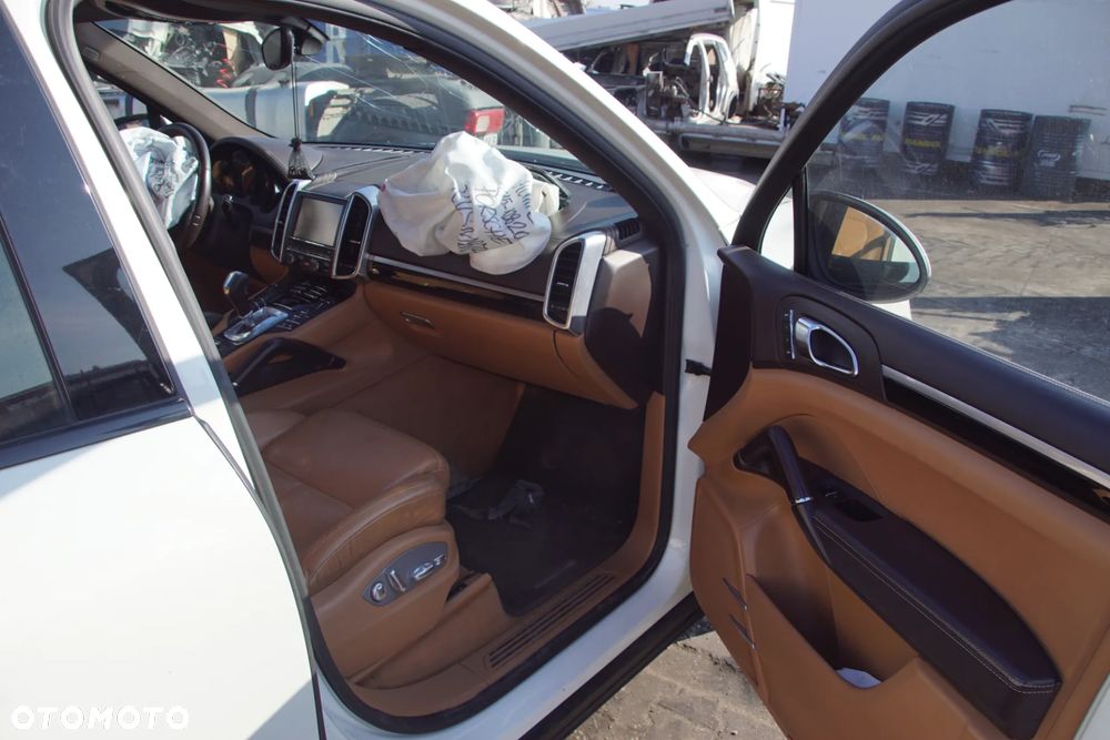 Auto na części - Porsche Cayenne II 3.0 D 239 KM CASA A5904 LR9A 2011R Silnik Skrzynia Drzwi Klapa Błotnik Lampa Lusterko Szyba Klamka Deska Kokpit Sterownik Moduł Czujnik Licznik Kierownica Wyświetlacz Panel - 11
