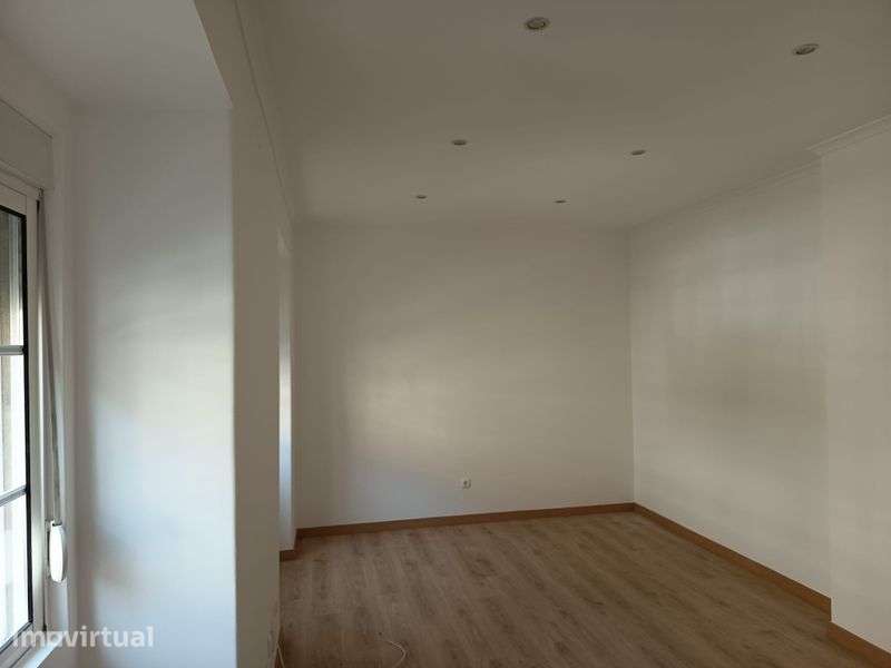 Arrenda-se apartamento T2 em Queluz - Grande imagem: 2/12