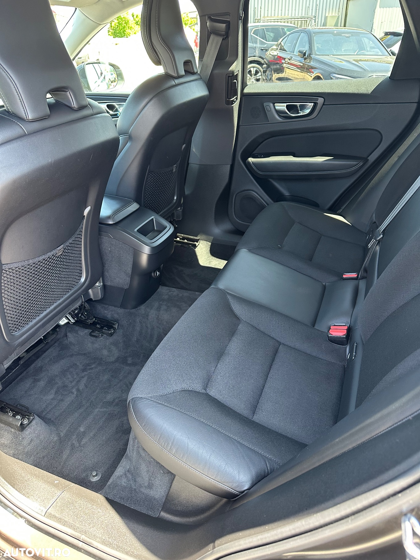Volvo XC 60 B4 MHEV AT8 AWD Momentum - 24