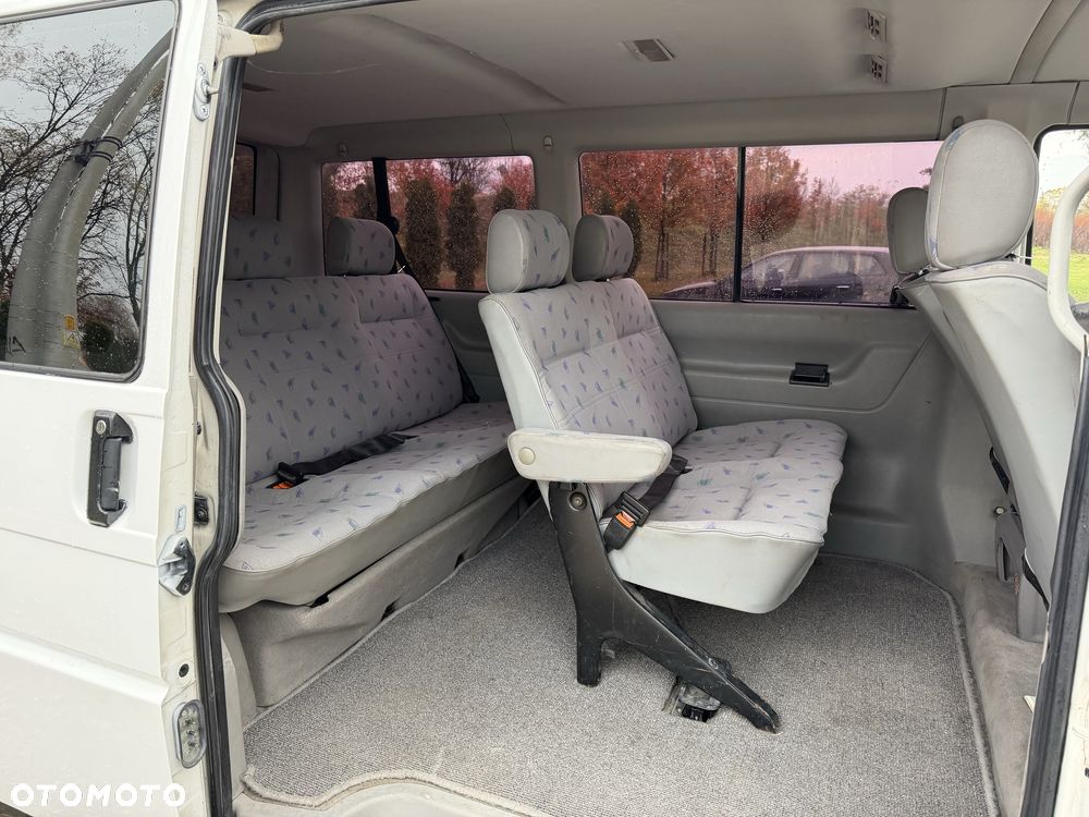Volkswagen Caravelle - 4