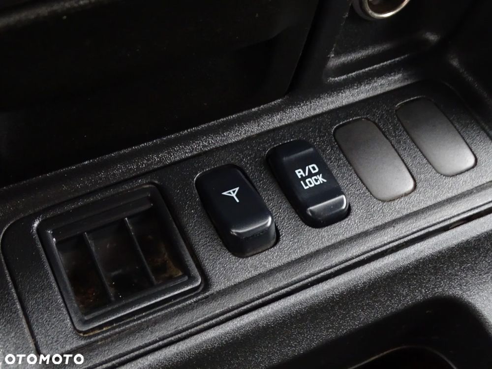 Mitsubishi Pajero - 27