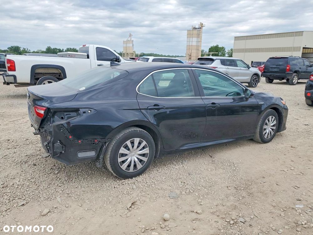 Toyota Camry - 4