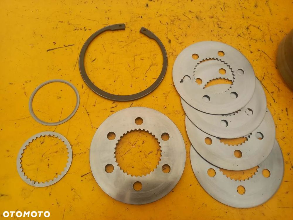 Kosz przedniego napędu Z48 przystawka Massey Ferguson 6180 - 2