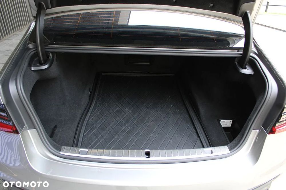 BMW Seria 7 750Li xDrive sport - 39