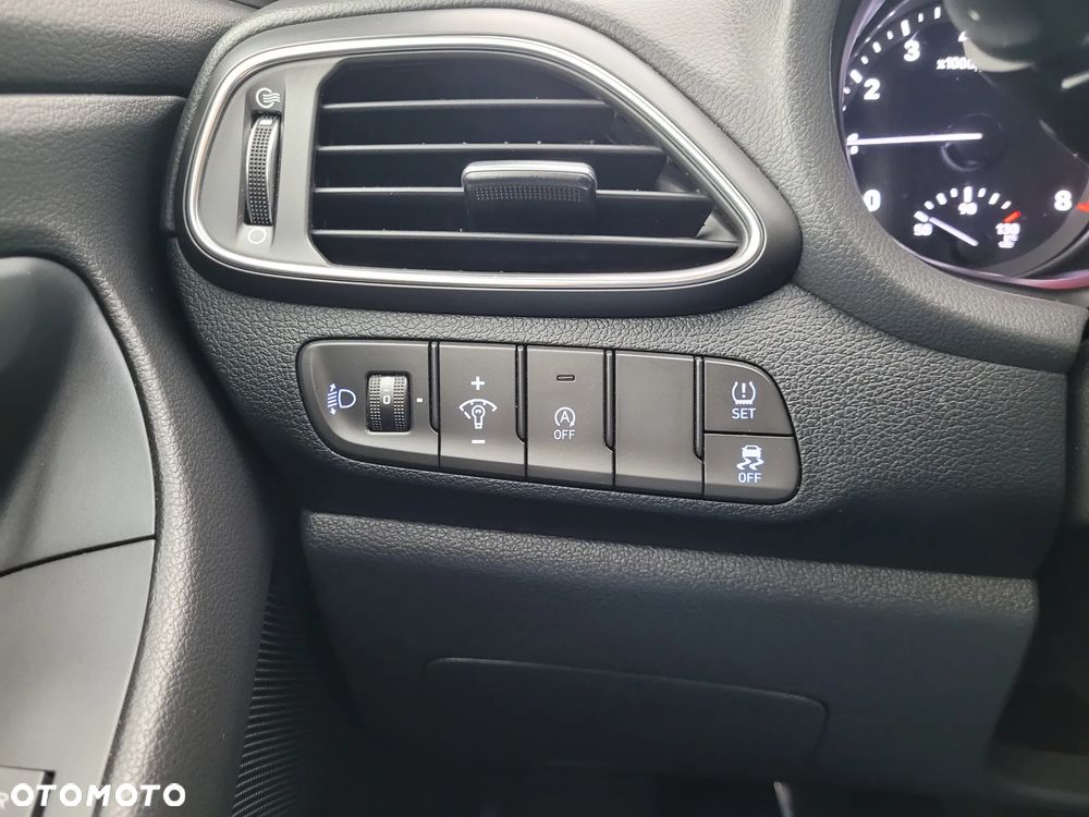 Hyundai i30 1.5 DPI Classic + - 20