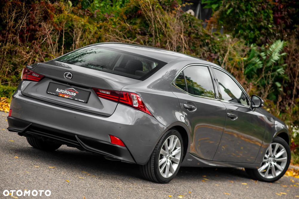 Lexus IS 300h Business Edition - 11