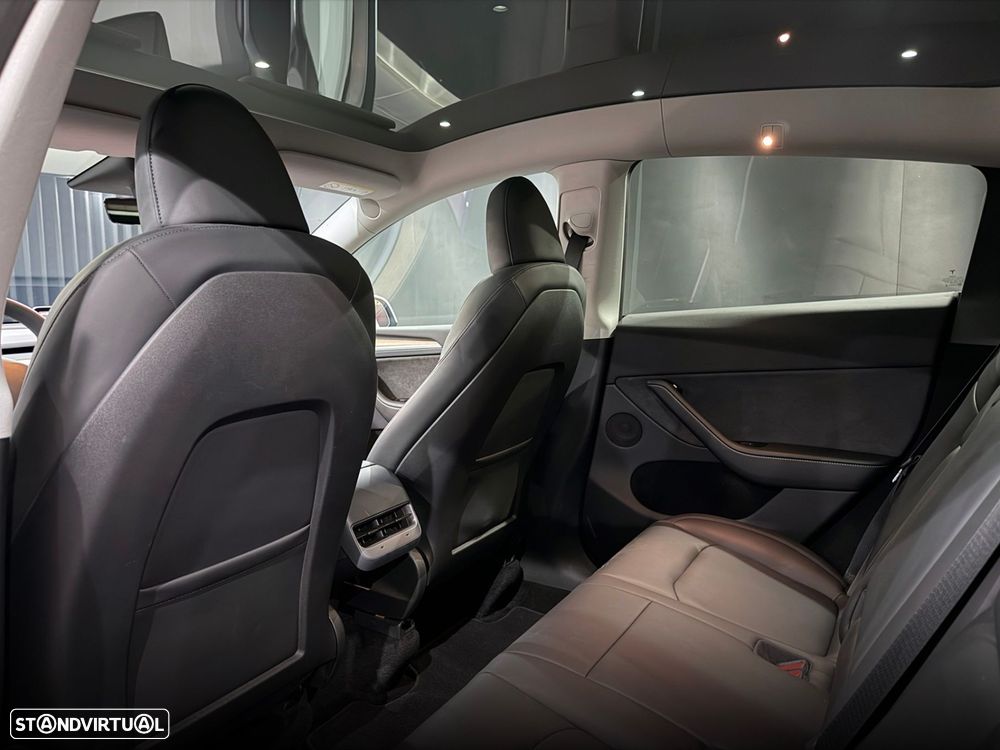Tesla Model Y Long Range Dual Motor AWD - 28