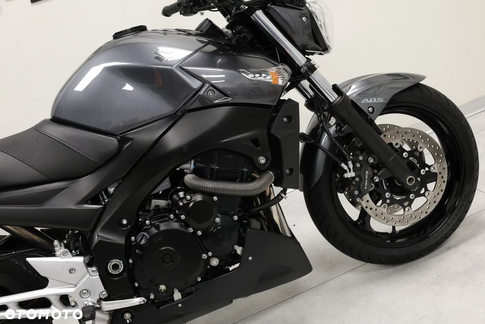 Suzuki GSR - 19
