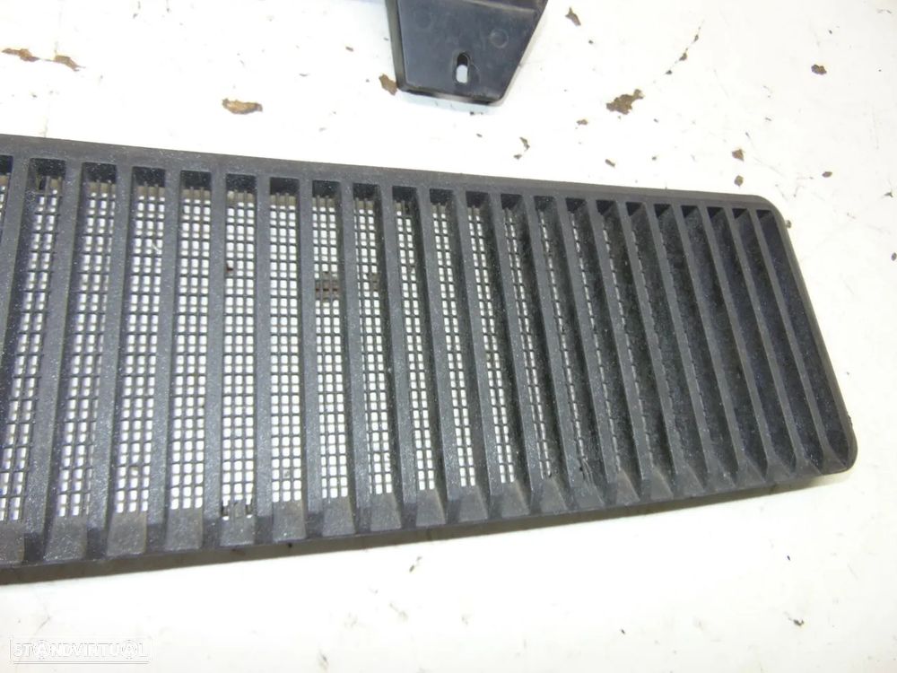 Volvo 340 grelha capot - 3